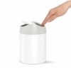 Obrázek Mini odpadkový koš na stůl Simplehuman, 1,5 l, bílá ocel